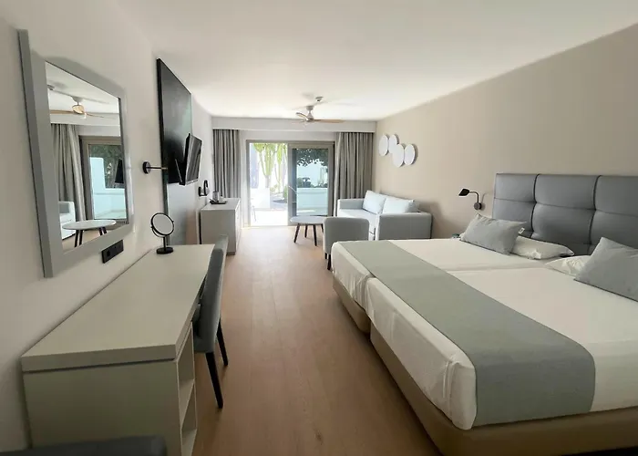 لاس كوستاس 4*