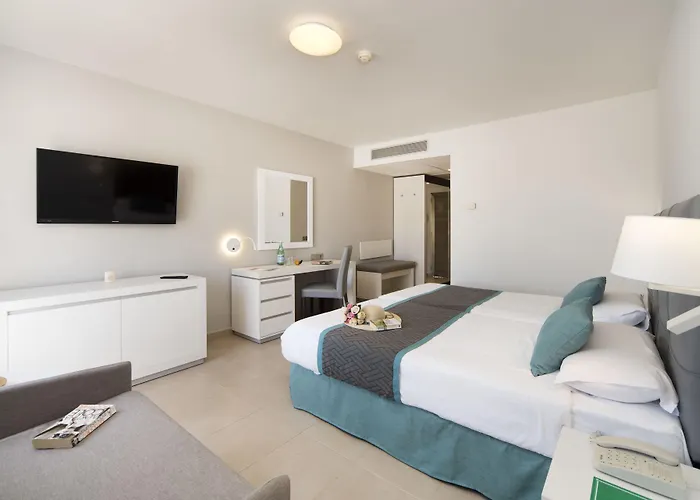 لاس كوستاس 4*